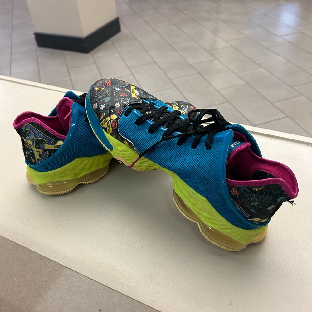 Nike LeBron XIX men’s/ kids Vibrant Blue YellowSneakers-size 14-excellent shape!